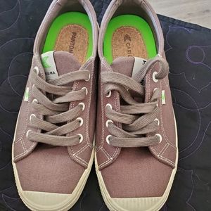Cariuma Pantone OCA low, size 8.5, sand